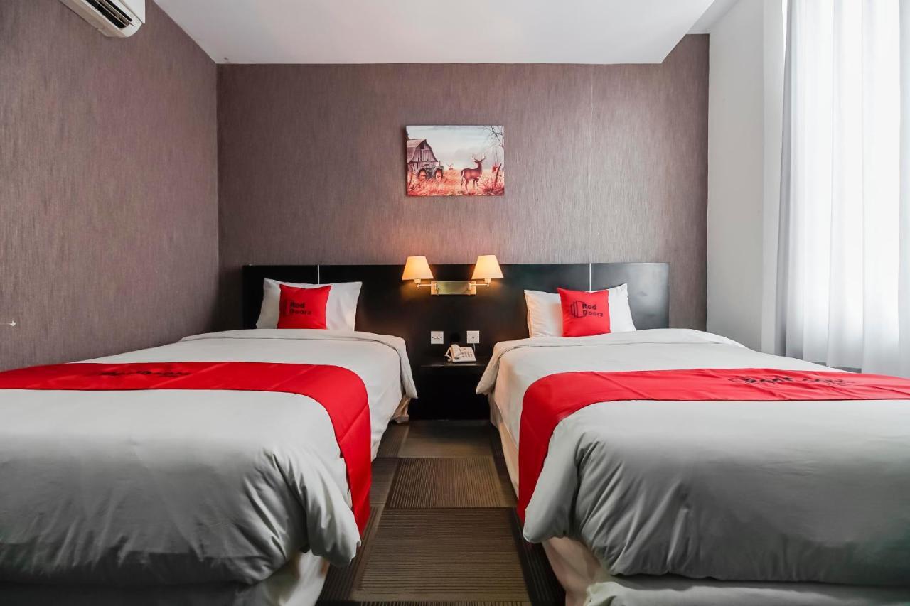 נקסר Reddoorz Premium Near Pantai Losari 2 מראה חיצוני תמונה
