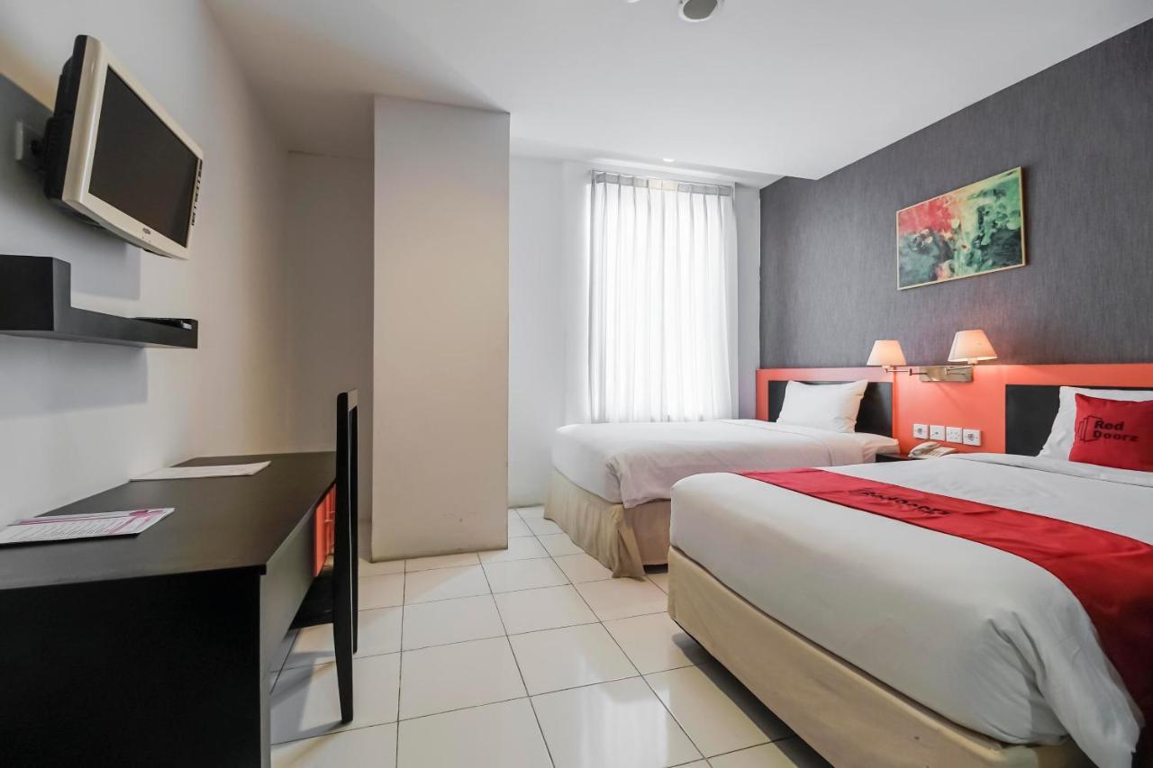 נקסר Reddoorz Premium Near Pantai Losari 2 מראה חיצוני תמונה